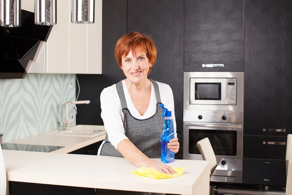 Mujer limpieza cocina — Foto de Stock