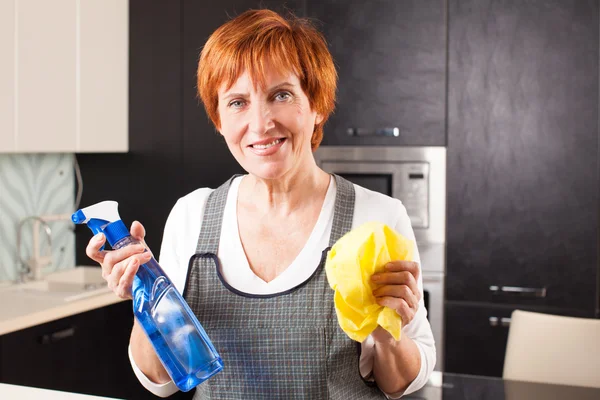 Vrouw schoonmaken keuken — Stockfoto