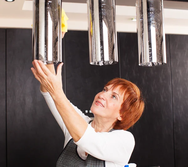 Woman cleaning kitchen — Stock Photo, Image