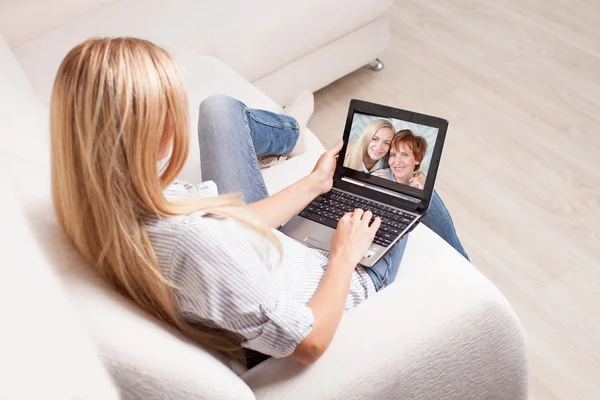 Kvinna i soffan med laptop — Stockfoto