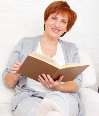 yetişkin kadın kitap okumak
