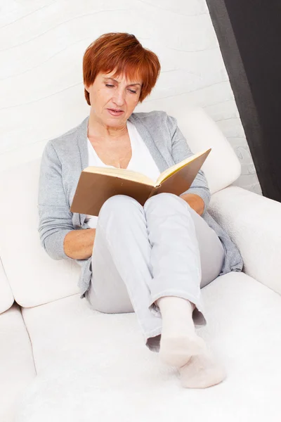 Adult woman reading book — Stock Photo, Image