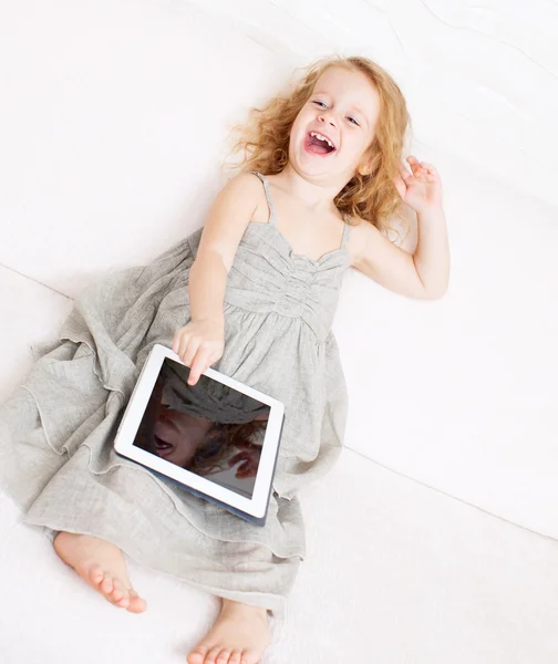 Dítě s počítačem tablet — Stock fotografie