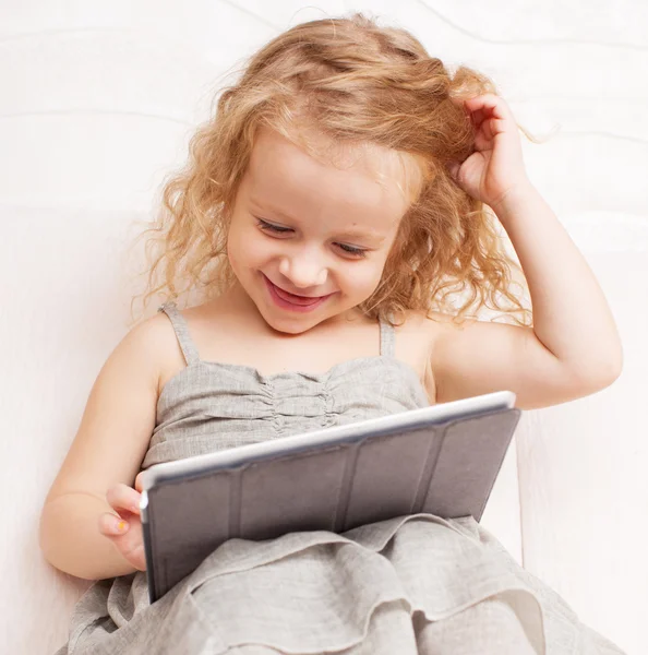 Dítě s počítačem tablet — Stock fotografie