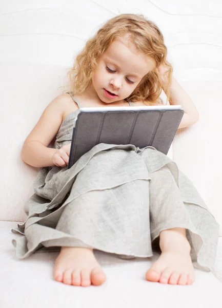 Baby mit Tablet-Computer — Stockfoto