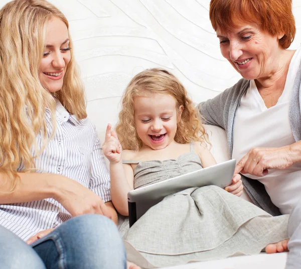 Familj med tablet PC på soffa — Stockfoto