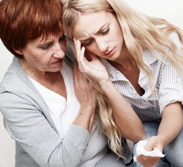 Mother soothes crying daughter — Stock Photo, Image