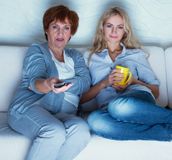 Mor med vuxen dotter tittar på tv — Stockfoto