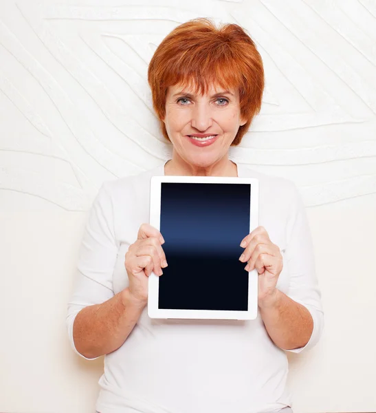 Mitten av kvinna med TabletPC — Stockfoto