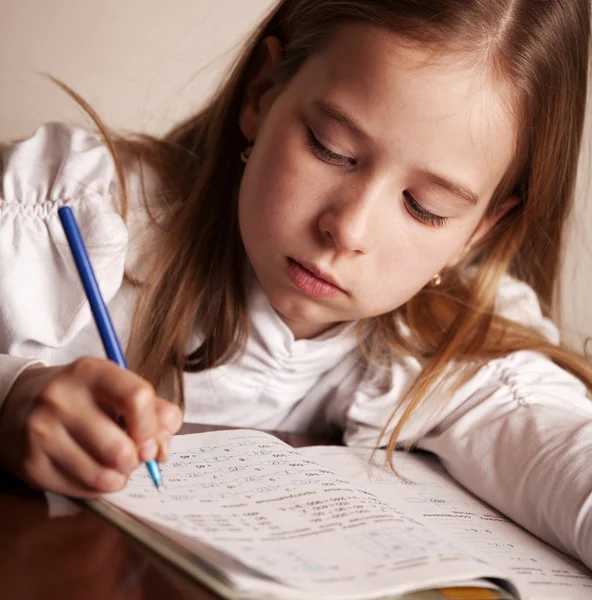 Dziewczyna odrabia lekcje — Zdjęcie stockowe