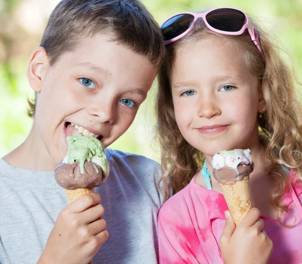 Niños con helado —  Fotos de Stock