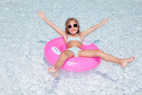 Fille dans la piscine — Photo