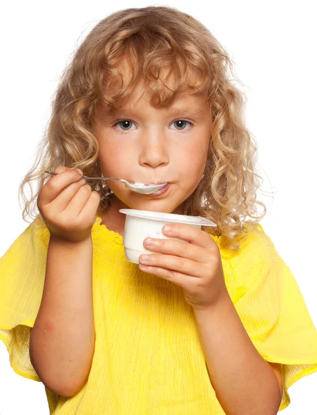 Dziewczynka je jogurt. — Zdjęcie stockowe
