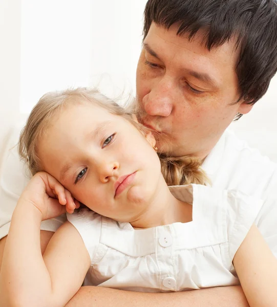 Vader comfort een triest meisje — Stockfoto