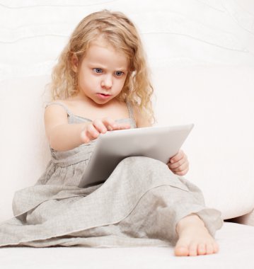 Tablet bilgisayarlı bebek