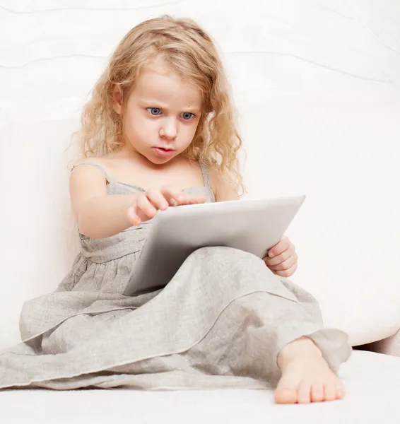 Baby mit Tablet-Computer — Stockfoto