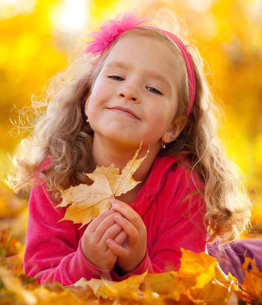 Happy girl in autumn park — Stock Photo, Image