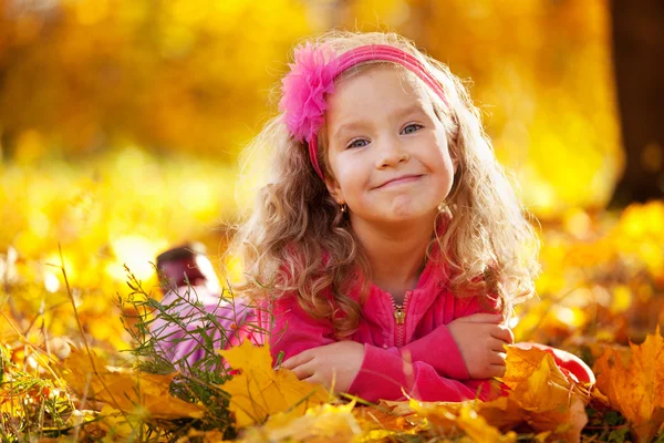 Ευτυχισμένο κορίτσι στο πάρκο του φθινοπώρου — Φωτογραφία Αρχείου