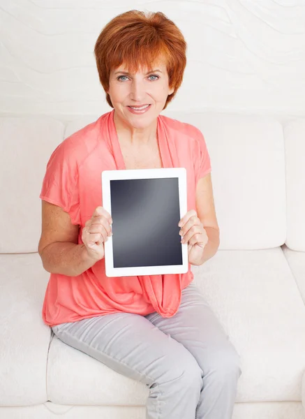 Donna matura con tablet pc — Foto Stock