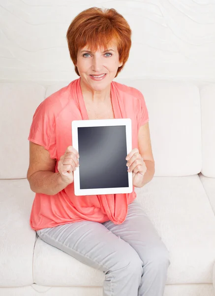 Mujer madura con tableta pc —  Fotos de Stock