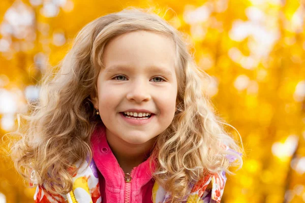 Happy girl in autumn park — Stock Photo, Image