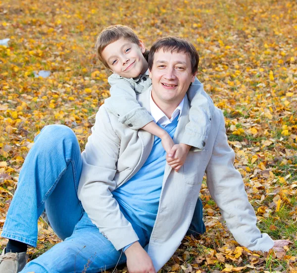 Famiglia nel parco autunnale — Foto Stock