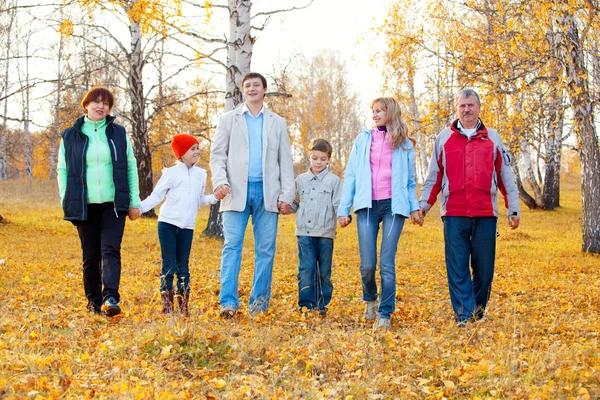 Rodina v podzimním parku — Stock fotografie