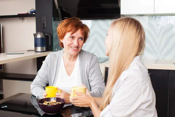 Vrouw met dochter op keuken — Stockfoto