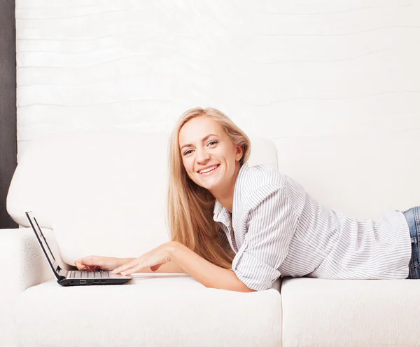 Vrouw op de Bank met laptop — Stockfoto