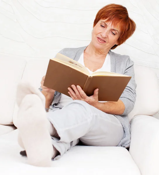 Mujer adulta leyendo libro — Foto de Stock