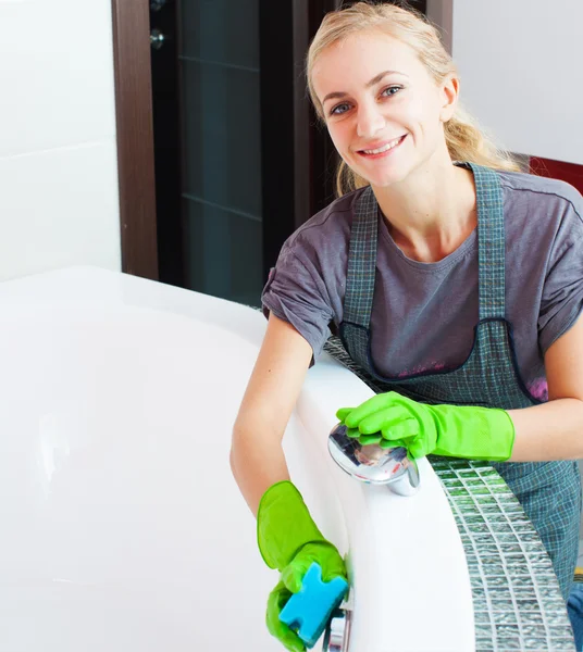 Kvinna rengöring bad — Stockfoto
