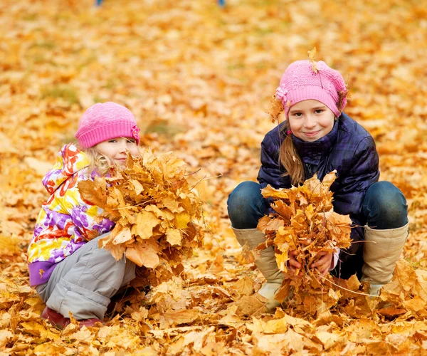 Niños en otoño — Foto de Stock