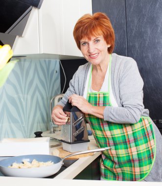 peynirli makarna hazırlama kadın