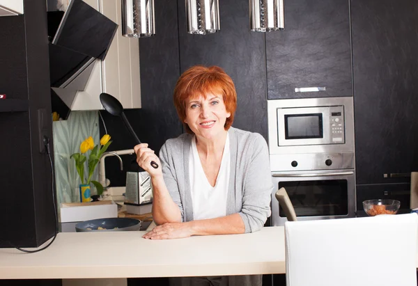 Femme à la cuisine — Photo