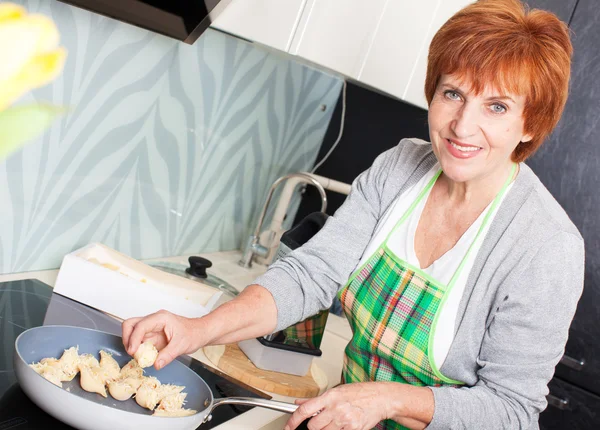 Woman preparing pasta with cheese — Stock Photo, Image