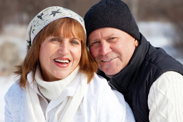 Feliz pareja de ancianos en el parque de invierno — Foto de Stock