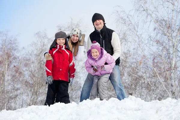 Família feliz no parque de inverno — Fotografia de Stock