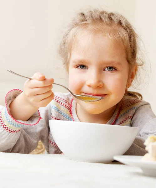 Çorbayı yiyen küçük kız — Stok fotoğraf