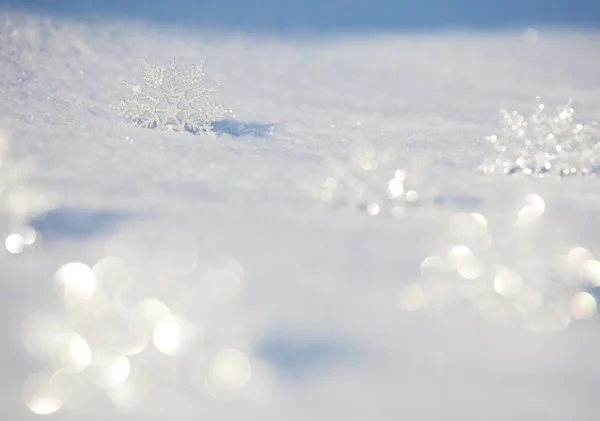 Flocos de neve na neve — Fotografia de Stock
