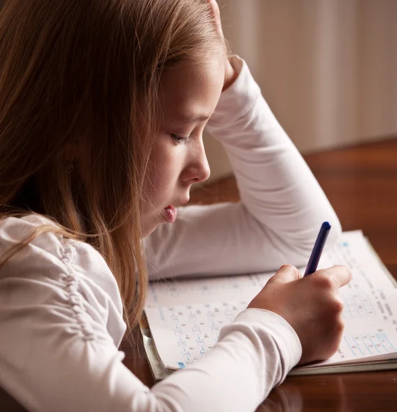 Meisje doet huiswerk — Stockfoto