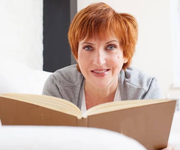 Volwassen vrouw lezing boek — Stockfoto