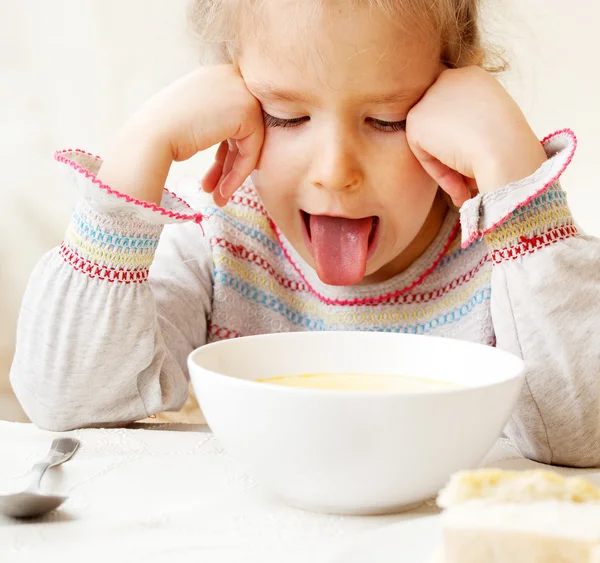 Ragazza guarda con disgusto per il cibo — Foto Stock