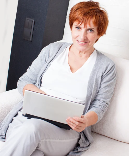 Mulher madura com laptop — Fotografia de Stock