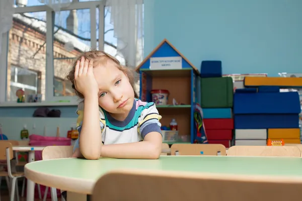 Trauriges Kind im Kindergarten — Stockfoto