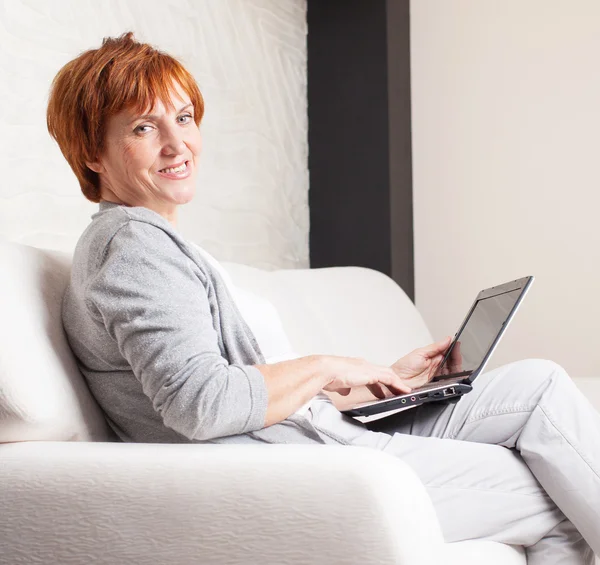 Volwassen vrouw met laptop — Stockfoto