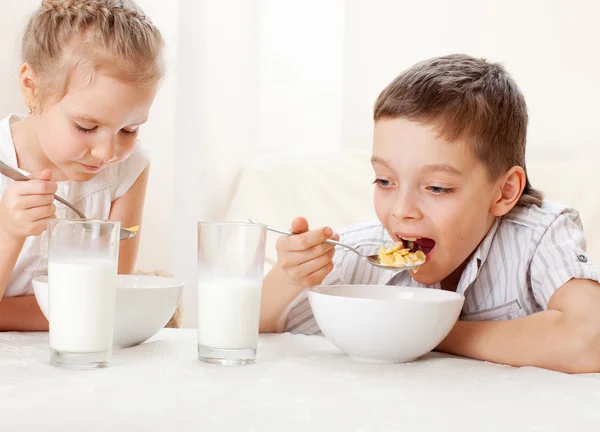 Les enfants prennent le petit déjeuner — Photo