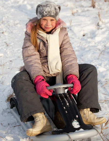儿童在雪橇上 — 图库照片