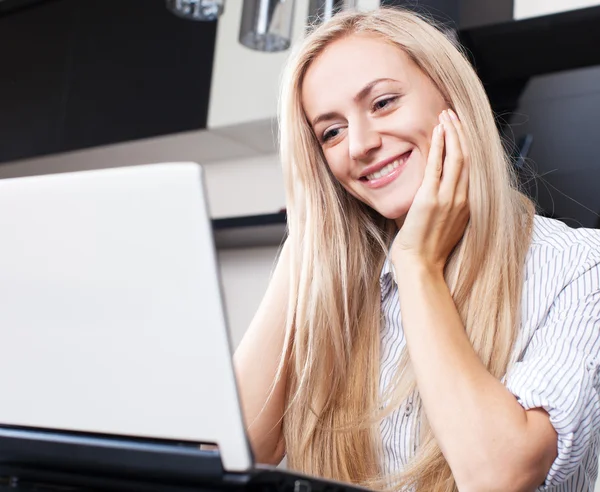 Mulher com laptop — Fotografia de Stock