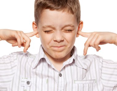 Boy kulakları kapalı