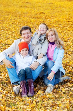 Sonbahar parkında bir aile